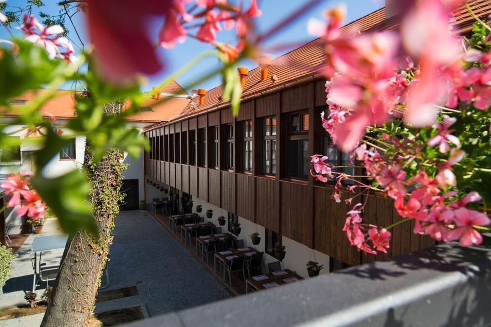 Hotel Restaurant Darwin Прага Экстерьер фото